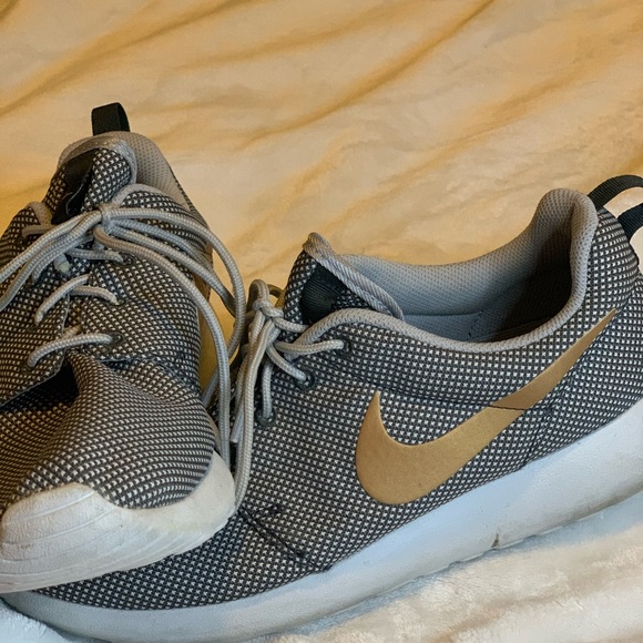 Nike Roshe Runners!🖤🤍💛 - Picture 2 of 2